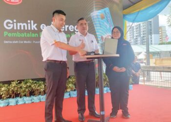 ANTHONY Loke (tengah) merasmikan Program Skim Strata Bebas Kenderaan Usang di George Town, Pulau Pinang, semalam.