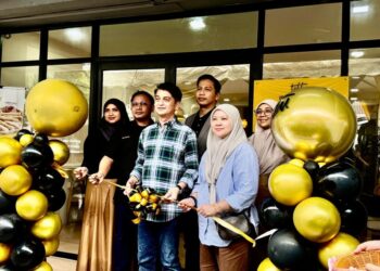 MUHAMMAD Faiz Fadzil (dua dari kanan) bersama Wan Mohd. Sofian Mohd. (dua dari kiri) semasa Majlis Pelancaran Lekorlicious by Tokku di Taman Sri Rampai, Kuala Lumpur di sini, semalam.