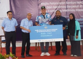 ABDUL Rahman Ahmad (dua dari kiri) bersama Dr. Muhamad Akmal (tengah) di Majlis Kampung Angkat Madani PNB di Kampung Merlimau Pantai, Melaka hari ini.-UTUSAN/AMRAN ALI.