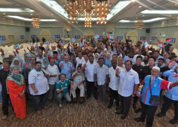 SHAMSUL Iskandar Mohd. Akin (tengah) bersama pimpinan negeri dan ahli akar umbi PKR pada Sambutan 27 Tahun Reformasi di Melaka, semalam.- UTUSAN/AMRAN ALI.