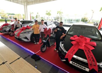 PARA pemenang bergambar bersama Kelvin Lee dan Ketua Pegawai Eksekutif Bahagian Pembangunan Hartanah Matrix Concept, Chai Keng Wai pada acara Cabutan Bertuah Grand Finale kempen Electrifying Raya Bonanza anjuran Matrix Concepts Holdings Bhd di Bandar Sri Sendayan, Seremban hari ini.