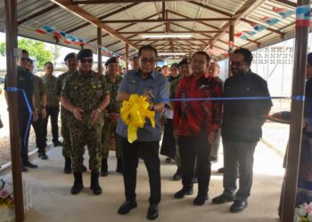 Mohamed Khaled Nordin merasmikan blok bangunan baharu yang menempatkan bilik darjah SK Kem Lok Kawi dengan kos naik taraf RM3.06 juta. - GAMBAR/IHSAN MINDEF