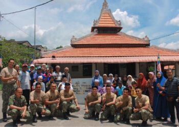 ANTARA anggota-anggota Program Jiwa Murni 9 Skn RAJD bersama qariah Masjid Kampung Parit Melana, Alor Gajah.