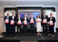 LIEW Chin Tong (empat dari kanan kanan) bersama  Pengerusi Majlis Penasihat Perniagaan ASEAN (ASEAN-BAC) Malaysia, Tan Sri Nazir Razak (empat dari kiri) dalam majlis Majlis Pasaran Swasta ASEAN (APMC) di St Regis, Kuala Lumpur, semalam.