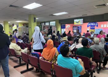 KEADAAN Klinik Kesihatan Mengkibol yang tetap menerima ramai pesakit walaupun terpaksa ‘berpanas’.