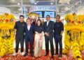 LIM Chia Wei (tengah) bersama  Mohd. Saleem Kader Bakas (dua dari kanan) dan Datuk Fadzil Abdul Wahit (dua dari kiri) dalam Majlis Pelancaran Kedai Konsep Broker Saham oleh M+Global yang berlangsung di KL Eco City, Kuala Lumpur, semalam.