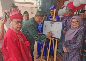 ALEX SEAH melancarkan Projek Rasa Melaka by Angkasa disaksikan Abdul Fattah Abdullah di Jalan Hang Kasturi, Jonker Walk, Melaka, hari ini. - UTUSAN/AMRAN ALI