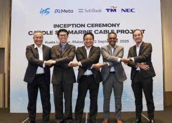 MAJLIS Perasmian Sistem Kabel Dasar Laut Antarabangsa Candle yang baharu bersama wakil
utama dari IPS, Meta, SoftBank, TM, dan kontraktor NEC.