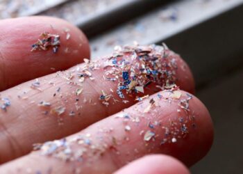 TANGGUNGJAWAB untuk mengurangkan pencemaran mikroplastik bukan sahaja terletak pada bahu kerajaan atau industri tetapi juga masyarakat secara keseluruhannya.
