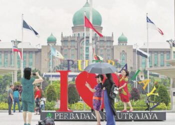 PERLU ada ‘garis’ dalam menerima kehadiran warga China.