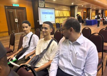 MOHAMED Tariq Mansour Wafi (tengah) bersama Mansour Tariq ditemani bapa mereka Mansour Wafi pada pendaftaran pelajar baharu USIM sesi 2025/2026 di Nilai, Seremban, semalam.