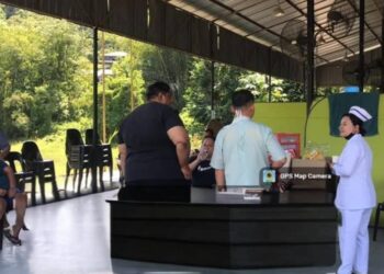 BEBERAPA orang penduduk yang masih ditempatkan di PPS Dewan Kampung Gawir, Madsiang, Penampang,Sabah. GAMBAR/IHSAN APM