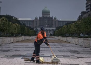 SEMUA pihak termasuk kontraktor dan pelanggan perlu bertanggungjawab ke atas hak dan kebajikan pekerja pembersihan.