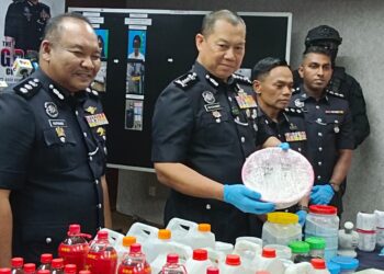AB. Rahaman Arsad menunjukkan dadah yang dirampas dalam sidang akhbar di IPK Johor, Johor Bahru, Johor. - UTUSAN/BAAZLAN IBRAHIM