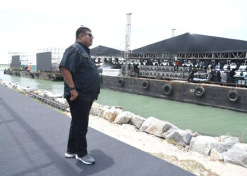 Rauf Yusoh melihat persiapan Pentas Terapung Selat Melaka di Encore, Melaka. - UTUSAN/AMRAN MULUP