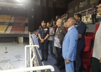 MOHD Ali Mohd. Rustam meneliti persiapan fasiliti kemudahan sebelum berlangsungnya Kejohanan WKF Karate 1-Series A Kuala Lumpur 2025 di N9 Arena, Nilai, Seremban hari ini. - UTUSAN /NUR SHARIEZA ISMAIL 