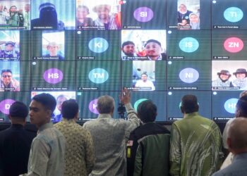 AHMAD Zahid Hamidi berbual secara maya bersama 34 rakyat Malaysia yang menyertai misi kemanusiaan Sumud Flotilla semasa mengadakan lawatan ke Pusat Operasi Sumud Nusantara MAPIM, Sepang, Selangor. - UTUSAN/FAISOL MUSTAFA