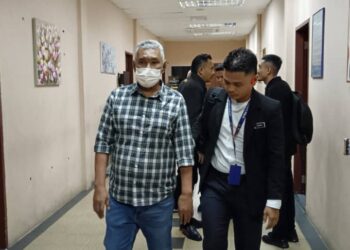 SALAH seorang tertuduh  dibawa keluar dari Mahkamah Sesyen Khas Rasuah Tawau selepas didakwa membuat tuntutan palsu-UTUSAN/BESSE AISYAH