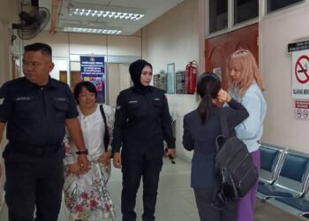 LIU Jinqi (kanan) hadir ke Mahkamah Majistret Tawau hari ini bagi berdepan pertuduhan menghantar mesej ugutan bom palsu kepada sebuah syarikat penerbangan, minggu lalu.-UTUSAN/BESSE AISYAH