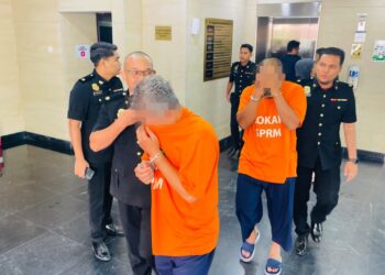 DUA lelaki termasuk penolong pegawai pejabat tanah daerah direman lima hari bagi membantu siasatan berhubung dakwaan mengemukakan borang mengandungi butiran palsu berkaitan pindah milik tanah.