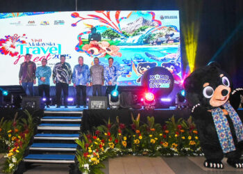 Rauf Yusoh bersama Tiong King Sing bergambar selepas perasmian Visit Malaysia Travel Meet 2025 (VMTM2025) di MITC, Ayer Keroh, Melaka hari ini.-UTUSAN/AMRAN MULUP
