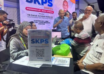 ARMIZAN Mohd. Ali (tengah) meninjau kaunter pendaftaran SKPS yang dibuka sempena Jelajah Karnival KPDN 2025 dan Kempen Beli Barangan Malaysia Zon Utara di Sungai Petani, Kedah hari ini.