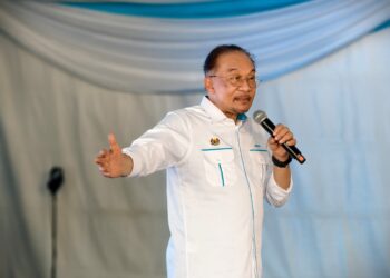 ANWAR Ibrahim ketika berucap di Acara Rapat Umum 27 Tahun Reformasi di Pejabat Majlis Pimpinan Negeri PKR Melaka, Lorong Pandan, Melaka hari ini. UTUSAN/AMRAN ALI