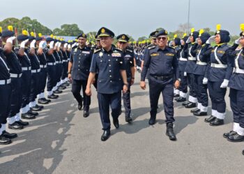AEDY Fadly Ramli (depan, kiri) ketika menyempurnakan Majlis Pentauliahan Tamat Kursus Profesionalisme Pegawai Pengangkutan Jalan Tahun 2025  di Akademi JPJ, di Ayer Molek, Melaka hari ini. UTUSAN/AMRAN ALI