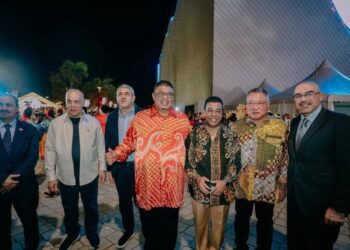 AB Rauf Yusoh meraikan delegasi dari 159 negara pada Majlis Makan Malam Sambutan Selamat Datang sempena Hari Pelancongan Sedunia (WTD) dan Persidangan Pelancongan Sedunia (WTC) 2025 di Encore Melaka, malam tadi.  UTUSAN/AMRAN ALI
