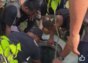 PENDUDUK turut membantu mengeluarkan seorang murid lelaki berusia sembilan tahun ynag terjatuh ke dalam lubang kumbahan di sebuah sekolah di Lenggeng, Seremban pagi tadi.