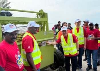NGA Kor Ming menampal pelekat Hari Cuci Malaysia pada jentera pembersih pantai sempena pelancaran Hari Cuci Malaysia 2025: Program Pembersihan Mega di Pantai Cahaya Negeri, Port Dickson, hari ini. UTUSAN/NOR SHAFIQAH MOHD. GHAZALI