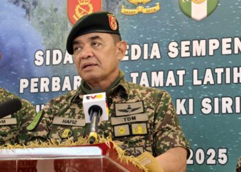 MUHAMMAD Hafizuddeain Jantan pada sidang akhbar selepas Perbarisan Tamat Latihan Perajurit Muda Lelaki Siri 203/2025 di Padang Kawad Pusasda, Port Dickson hari ini. UTUSAN/NOR AINNA HAMZAH