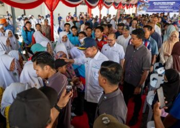 ANWAR Ibrahim beramah mesra dengan pelajar dan orang ramai yang hadir pada Majlis Jelajah Wira Madani dan Sambutan Ulang Tahun Ke-20 Agensi Penguatkuasaan Maritim Malaysia di Kompleks APMM Zon Maritim Sandakan, semalam. – FACEBOOK ANWAR IBRAHIM