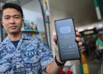 ANGGOTA Tentera Udara, Kapten Zarith Ruslan ketika menunjukkan aplikasi Setel yang tertera subsidi minyak RON95 pada tinjauan sistem BUDI95 untuk anggota tentera dan polis di Petronas Taman Setiawangsa di sini, hari ini. UTUSAN/ISKANDAR ISHAK