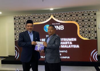 AHMAD Basri Ibrahim (kanan) menerima cenderamata daripada  Dr. Nik Roskiman Abdul Samad selepas merasmikan Bengkel Hibah anjuran Permodalan Nasional Berhad dan Institut Kefahaman Islam Malaysia di Kuala Lumpur, hari ini. UTUSAN/MUHAMMAD RIDZWAN RAMLI