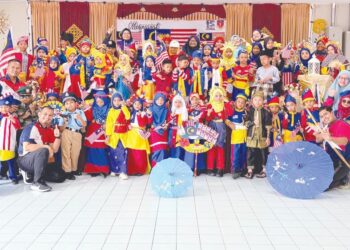 MURID-MURID Sekolah Kebangsaan Bukit Rahmat, Tangkak, Johor bergambar selepas menyertai pertandingan pakaian beragam sempena Sambutan Bulan Kemerdekaan 2025 baru-baru ini.