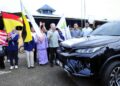FADILLAH Yusof bersama Sharmila Mohamed Salleh melepaskan peserta konvoi Program Jejak Inovasi Sosial 2015 Zon Sarawak di perkarangan Surau Al Amin, Kampung Gita Baru, Petra Jaya, Sarawak, semalam.