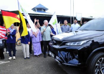 FADILLAH Yusof bersama Sharmila Mohamed Salleh melepaskan peserta konvoi Program Jejak Inovasi Sosial 2015 Zon Sarawak di perkarangan Surau Al Amin, Kampung Gita Baru, Petra Jaya, Sarawak, semalam.