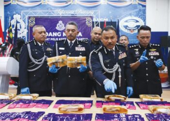 MOHD. Yusoff Mamat (dua dari kanan) menunjukkan pil kuda yang dirampas semasa sidang media di Ibu Pejabat Polis Kontinjen (IPK) Kelantan, Kota Bharu, Kelantan semalam. – UTUSAN/KAMARUL BISMI KAMARUZAMAN