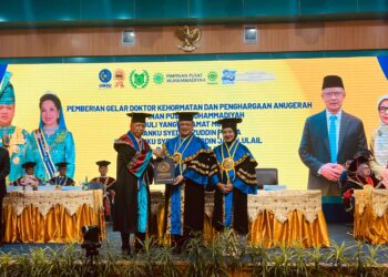 TUANKU Syed Faizuddin Putra Jamalullail (dua dari kanan) menerima penganugerahan dalam majlis yang berlangsung di Auditorium UMSU, Medan, Indonesia. -UTUSAN/ASYRAF MUHAMMAD