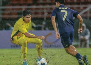 UBAIDILLAH (kiri) mengekang asakan pemain Thailand dalam aksi terakhir kelayakan Piala Asia B-23 pada Selasa lalu.