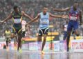 Kebinatshipi (tengah) memecut pada 80m terakhir untuk membawa Botswana meraih emas acara 4x400m.- AFP