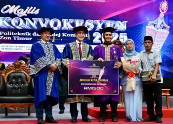 WAN Muhammad Haikal Wan Kamri (tiga dari kanan) dinobatkan sebagai penerima Anugerah Ketua Pengarah Jabatan Pendidikan Politeknik dan Kolej Komuniti Zon Timur di Majlis Konvokesyen kali ke-48 Politeknik dan Kolej Komuniti Zon Timur 2025 di UniSZA, Kuala Nerus, Terengganu.-UTUSAN/PUQTRA HAIRRY