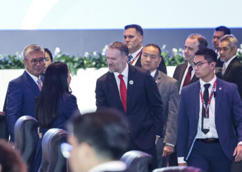 TENGKU Zafrul Abdul Aziz (kiri) mengiringi Jamieson Greer (tengah) ketika menghadiri sesi perundingan antara Menteri-Menteri Ekonomi ASEAN (AEM) dan Wakil Perdagangan Amerika Syarikat (USTR) sempena Mesyuarat AEM ke-57 di Pusat Pameran dan Perdagangan Antarabangsa Malaysia (MITEC) di sini semalam. - UTUSAN/AMIR KHALID