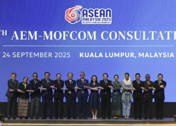 TENGKU Zafrul Abdul Aziz (tengah) diiringi oleh Timbalan Menteri Perdagangan China, Yan Dong (enam kiri) bergambar bersama barisan delegasi dari negara-negara ASEAN ketika Perundingan Asean Economic Ministers (AEM) - Kementerian Perdagangan China (MOFCOM) sempena Mesyuarat Menteri-Menteri Ekonomi ASEAN (AEM) ke-57 di Pusat Pameran dan Perdagangan Antarabangsa Malaysia (MITEC) di sini hari ini. - UTUSAN/AMIR KHALID