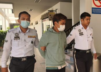 ANUAR Baharin dihadapkan ke Mahkamah Majistret, Ayer Keroh, Melaka atas pertuduhan memandu di bawah pengaruh dadah hingga menyebabkan kemalangan. - UTUSAN/AMRAN ALI