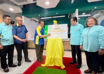 TUANKU Syed Faizuddin Putra Jamalullail (tiga dari kiri) merasmikan pejabat CIDB negeri di Kangar Jaya, Perlis, hari ini. - UTUSAN/ASYRAF MUHAMMAD