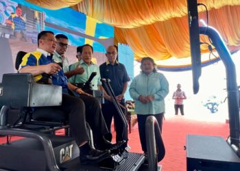 TUANKU Syed Faizuddin Putra Jamalullail (kiri) membuat gimik pelancaran majlis pembukaan rasmi pejabat CIDB negeri di Kangar Jaya, Perlis hari ini. - UTUSAN/ASYRAF MUHAMMAD