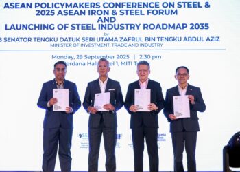 TENGKU Zafrul (dua dari kiri) bersama Liew Chin Tong (tiga kiri) menunjukkan buku Pelan Hala Tuju Industri Besi dan Keluli 2035 selepas Majlis Perasmian Persidangan Pembuat Dasar ASEAN mengenai Keluli & Forum Besi dan Keluli ASEAN 2025 di Menara MITI di sini hari ini. - UTUSAN/FARIZ RUSADIO