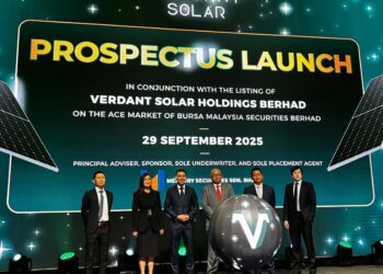 LIM Tzer Haur, (tiga dari kiri) bersama barisan Pengurusan kanan Verdant Solar Holdings Berhad  semasa sesi pelancaran prospektus di Kuala Lumpur, semalam.